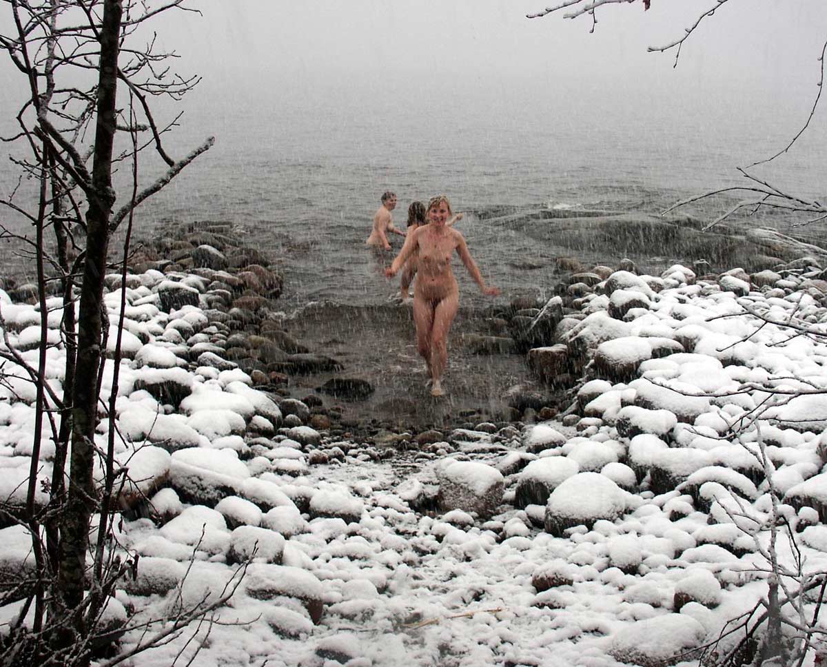 голые парни купаются в прорубей фото 76